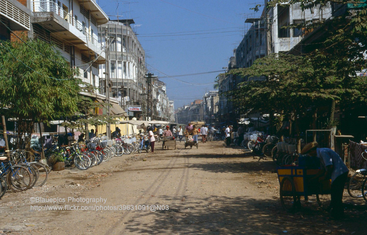 Một con phố ở Phnom Penh, Campuchia năm 1993. Ảnh: Gunter Hartnagel / FLickr.