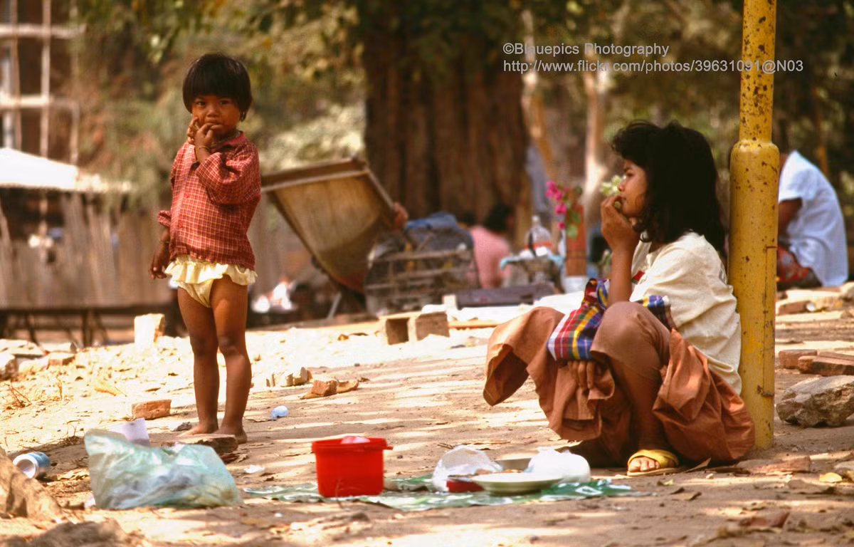 Cuộc sống trên vỉa hè của những người vô gia cư.