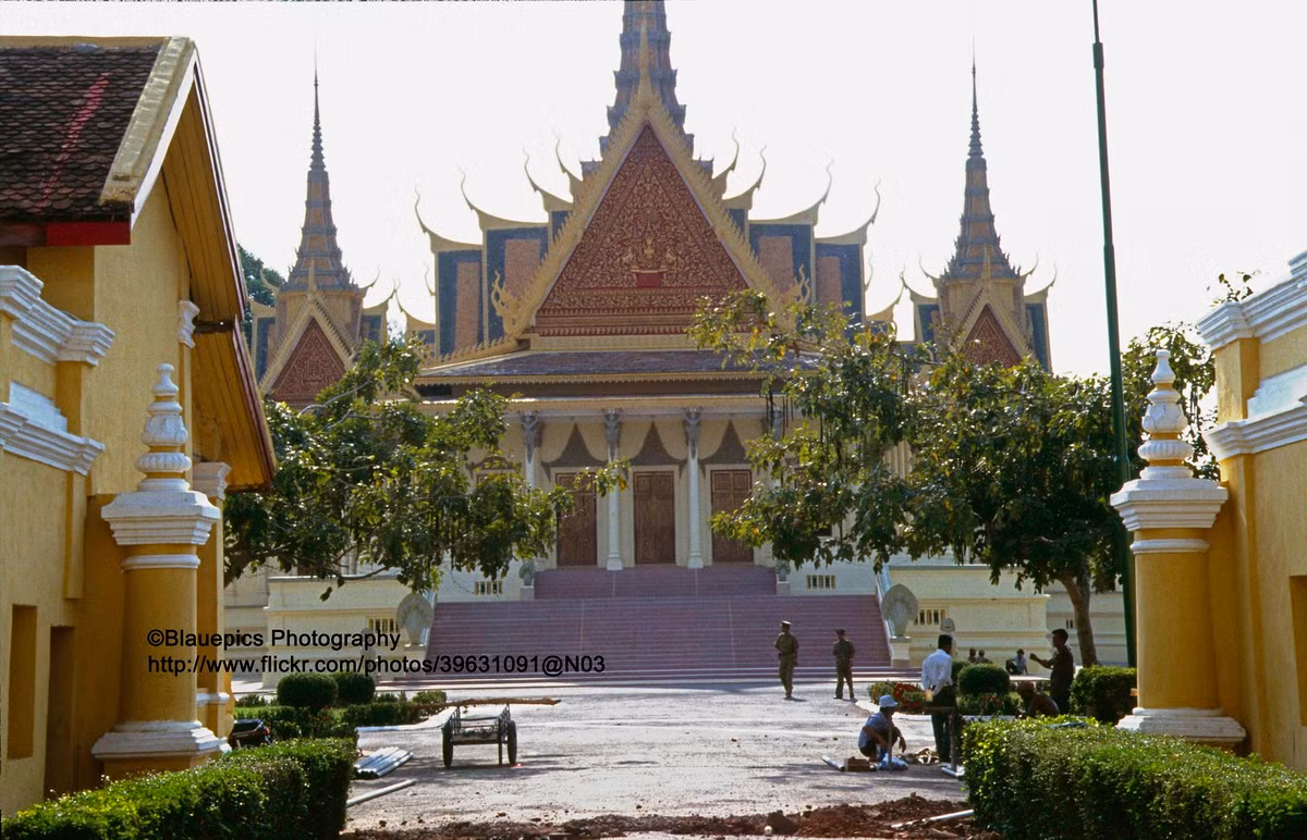 Trong khuôn viên cung điện Hoàng gia.