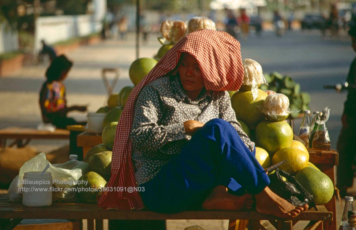 Quầy bán bưởi và nước giải khát của một người phụ nữ.