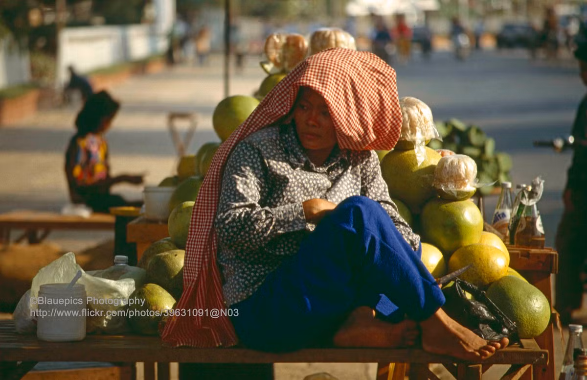 Quầy bán bưởi và nước giải khát của một người phụ nữ.