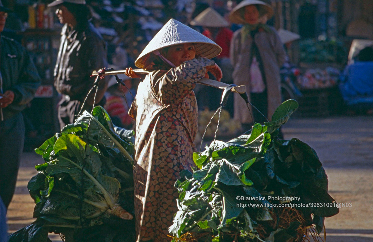 Gánh hàng rau ở chợ Đà Lạt.