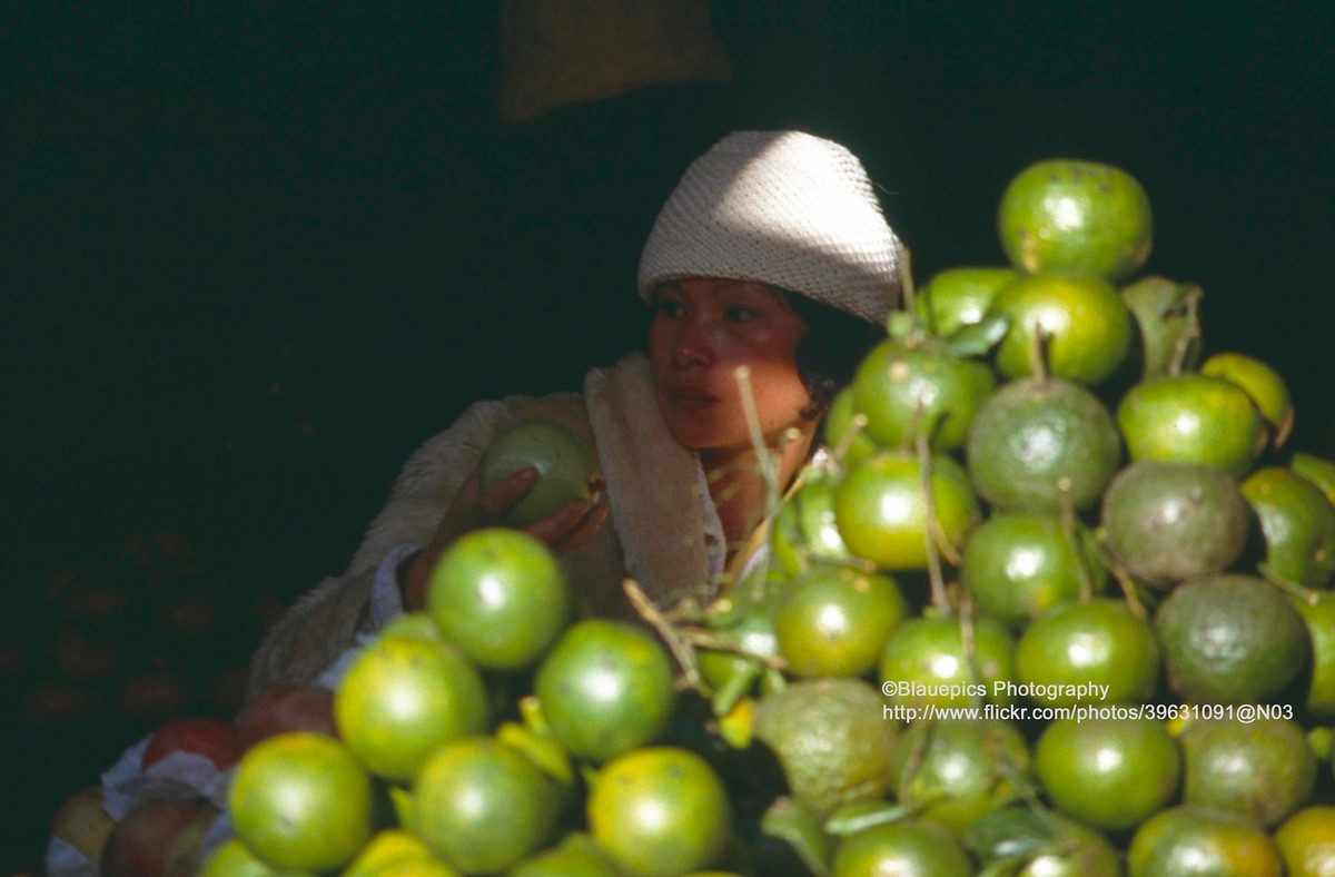 Người phụ nữ bán cam.