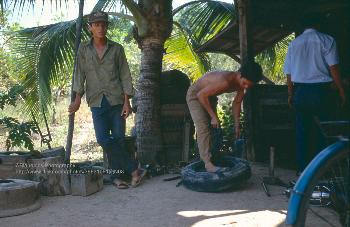 Trên hành trình, lốp xe bị xì hơi và chiếc xe được đưa vào một hiệu sửa xe ven đường để xử lý.