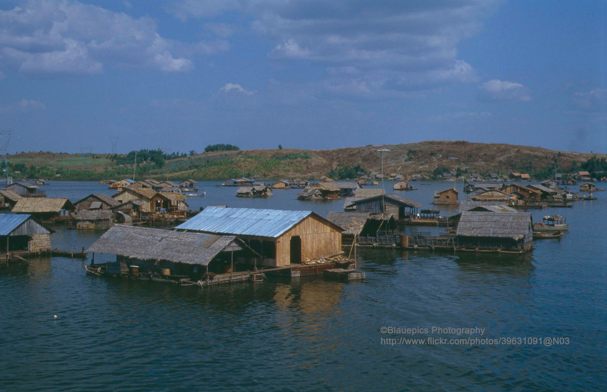 Làng nổi trên hồ Trị An (Đồng Nai), một điểm dừng trên đường tới Đà Lạt.