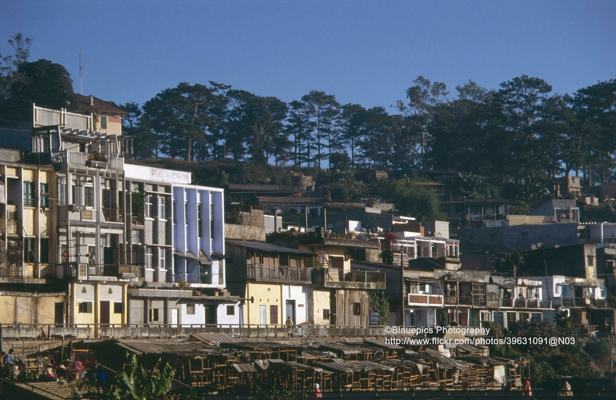 Từ phía chợ Đà Lạt nhìn về đồi Dinh Tỉnh trưởng, thành phố Đà Lạt. Dinh Tỉnh trưởng thấp thoáng ở góc trên bên trái.