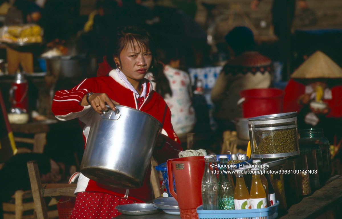 Cô gái bán hàng ở chợ Đà Lạt.