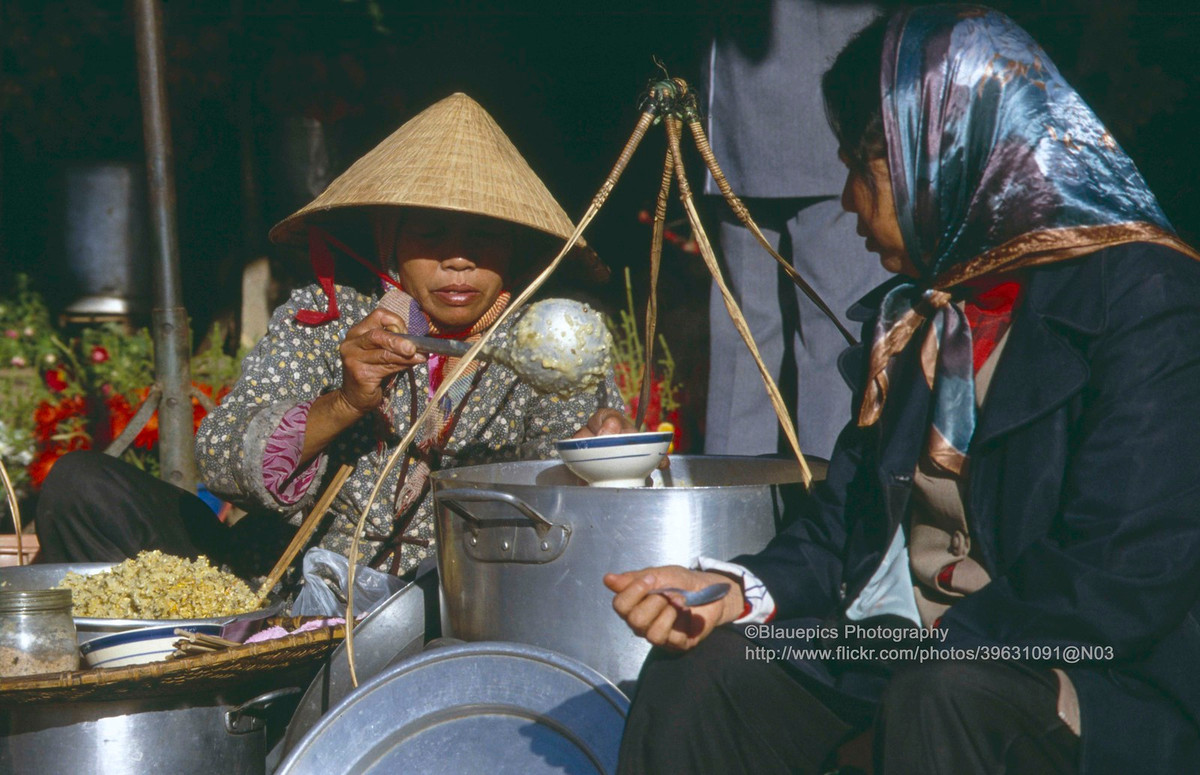 Người bán xôi phục vụ khách đi chợ.