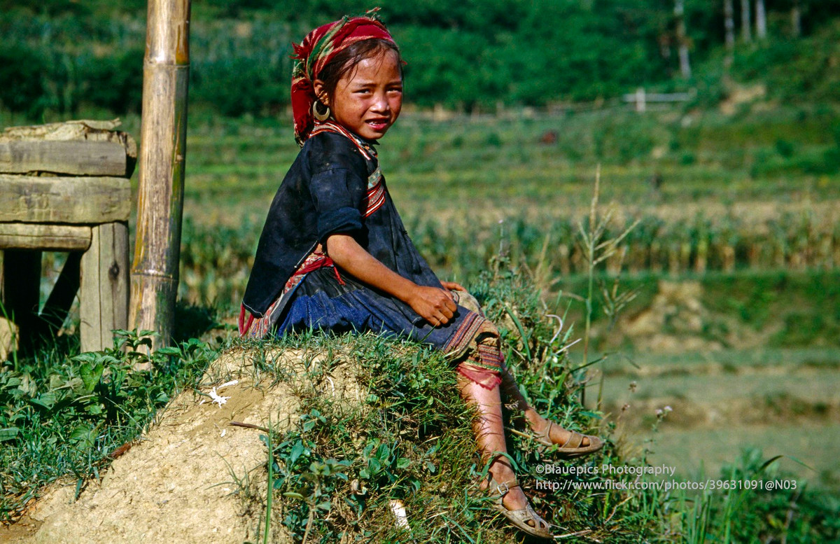 Bé gái người H'Mông ở Bản Phố.