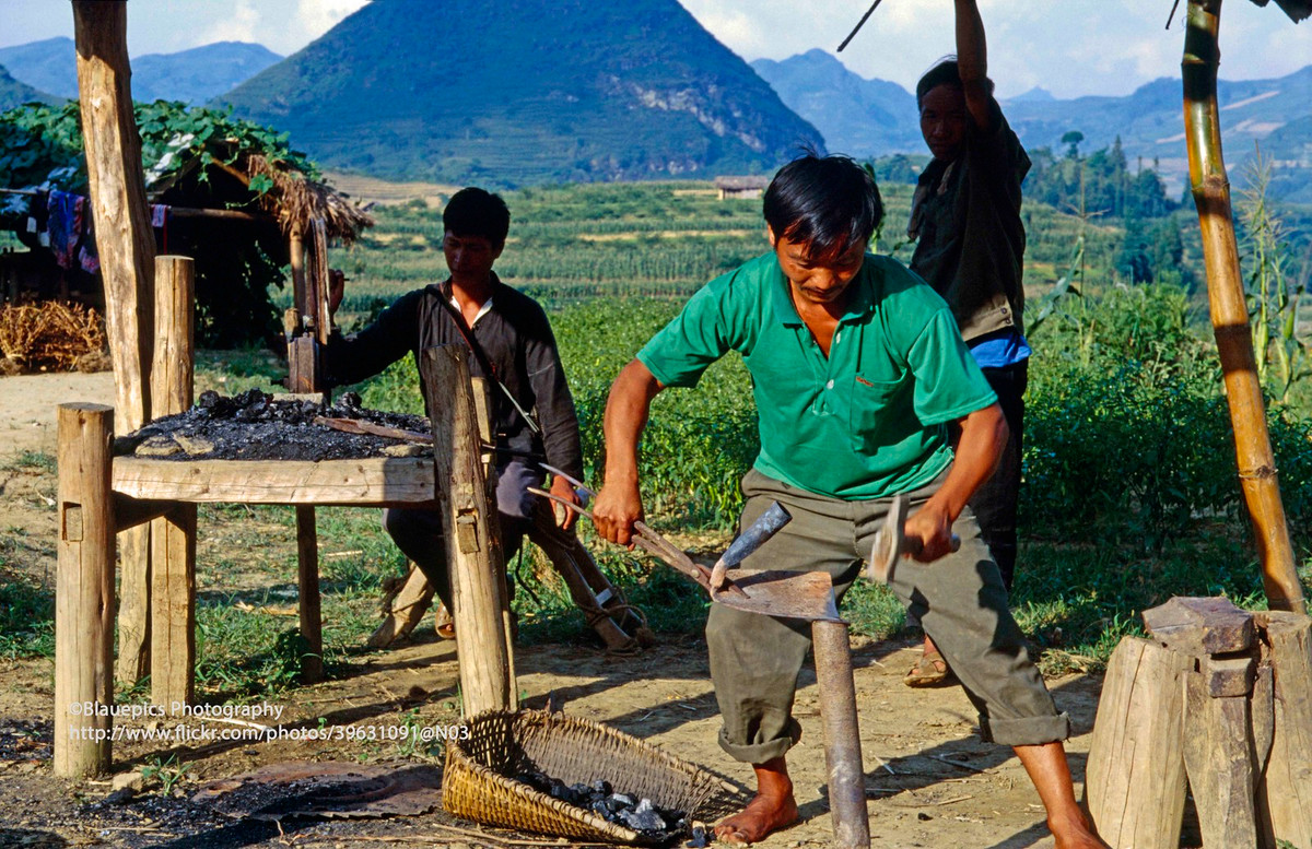 Xưởng rèn thủ công ở Bản Phố.