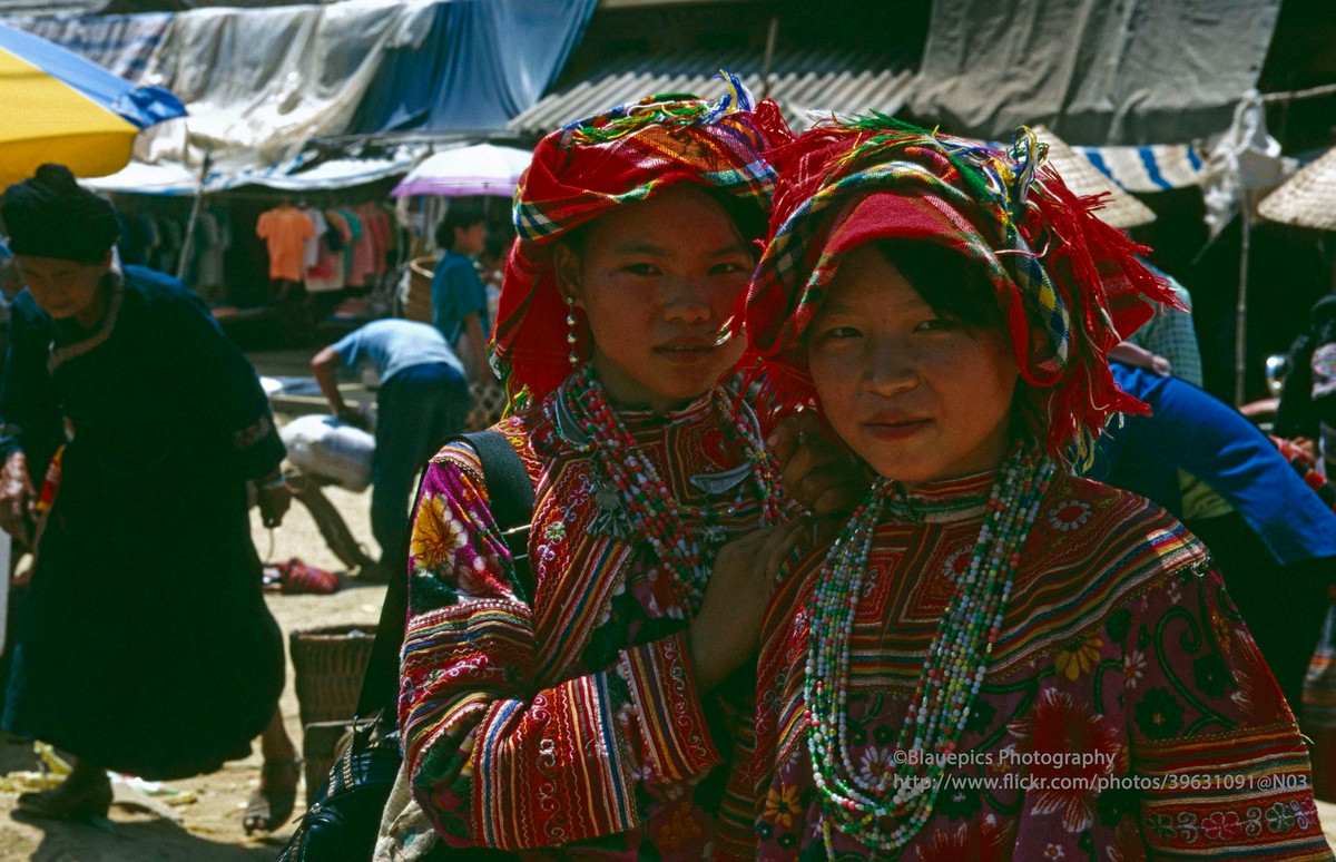 Hai thiếu nữ người H'Mông Hoa ở chợ phiên Bắc Hà.