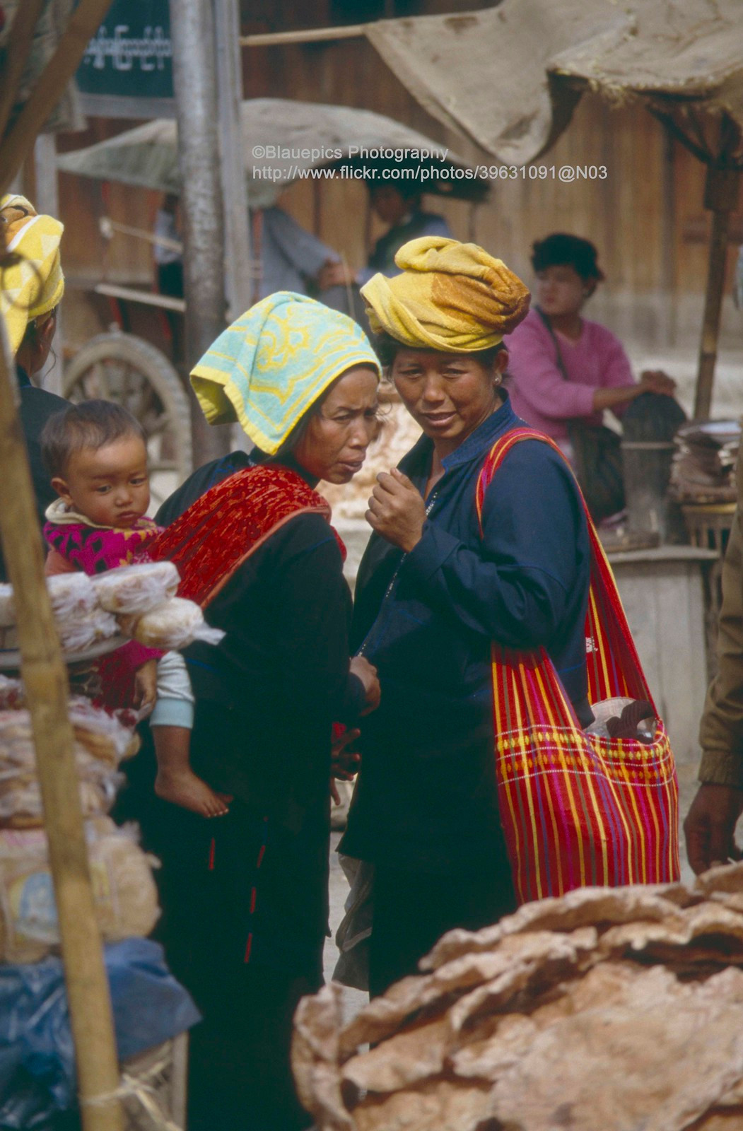 Người dân tộc thiểu số tại khu chợ họp bên hồ Inle.