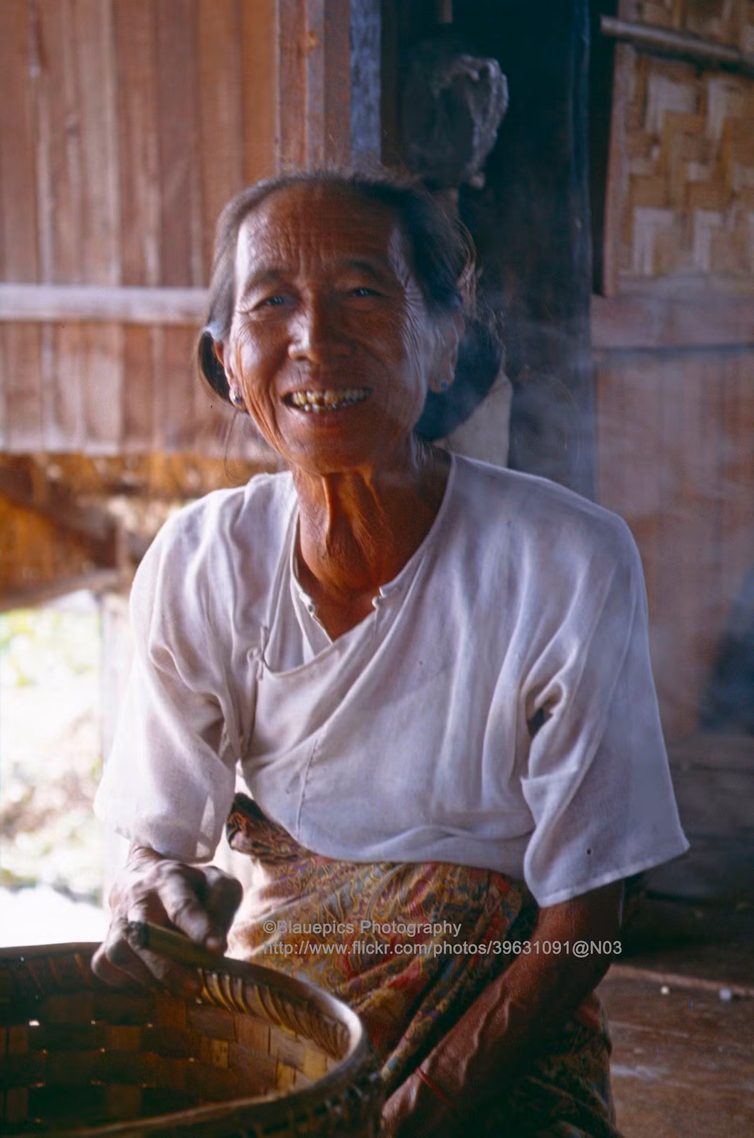 Cụ bà hút thuốc lá.