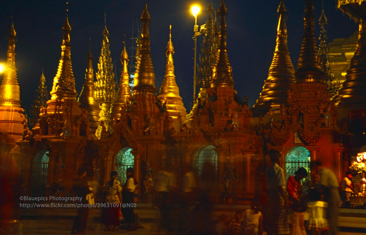 Buối tối ở chùa vàng Shwedagon, địa điểm tôn giáo nổi tiếng bậc nhất Yangoon.