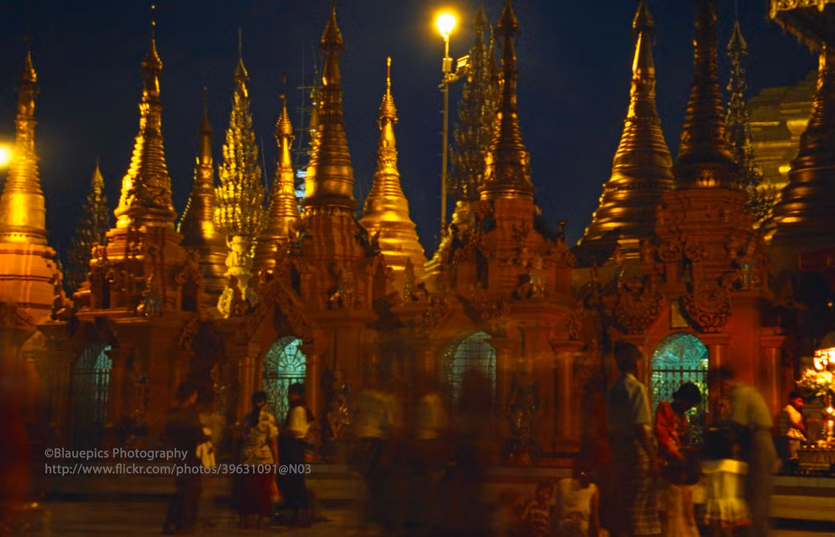 Buối tối ở chùa vàng Shwedagon, địa điểm tôn giáo nổi tiếng bậc nhất Yangoon.
