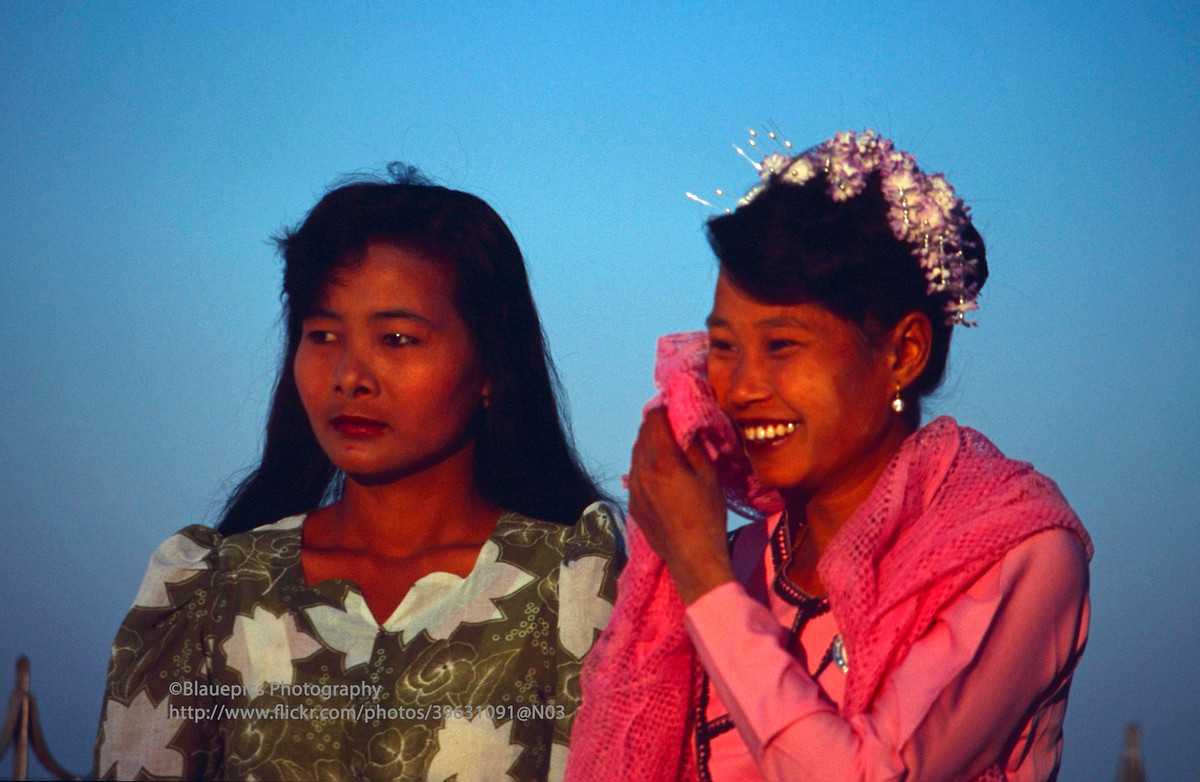 Hai phụ nữ trong chuyến hành hương về chùa Kyaiktiyo.