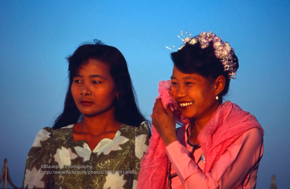 Hai phụ nữ trong chuyến hành hương về chùa Kyaiktiyo.