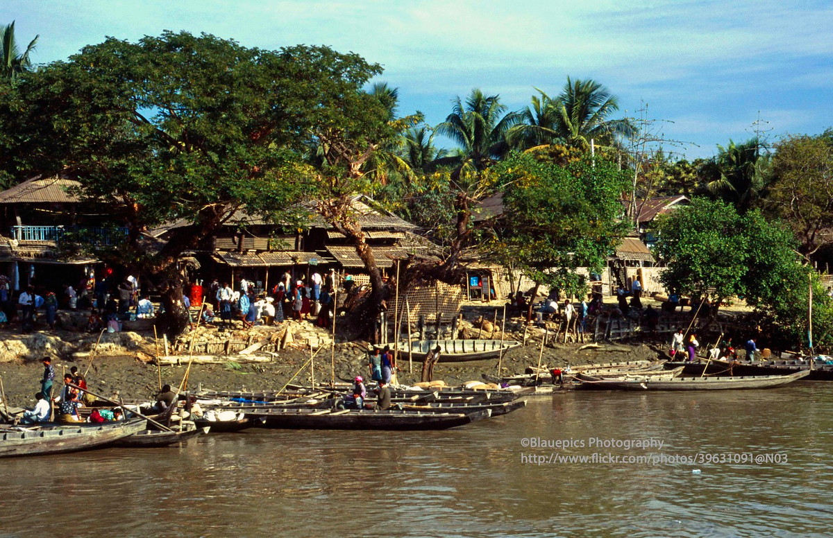 Khung cảnh nhìn từ chuyến tàu từ Sittwe đi Mrauk U.
