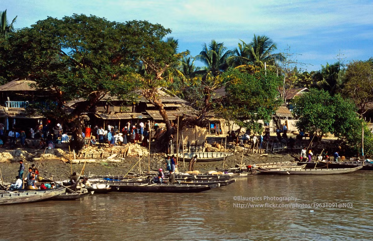 Khung cảnh nhìn từ chuyến tàu từ Sittwe đi Mrauk U.
