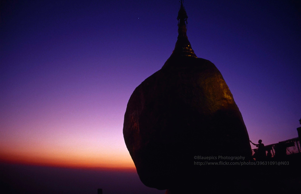 Cảnh hoàng hôn ở chùa Kyaiktiyo, nơi nổi tiếng với tảng đá thiêng dát vàng chênh vênh bên hẻm vực.