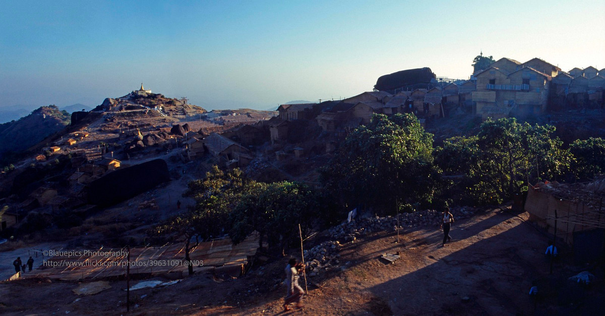 Ngôi làng ở vùng núi gần chùa Kyaiktiyo, bang Mon.