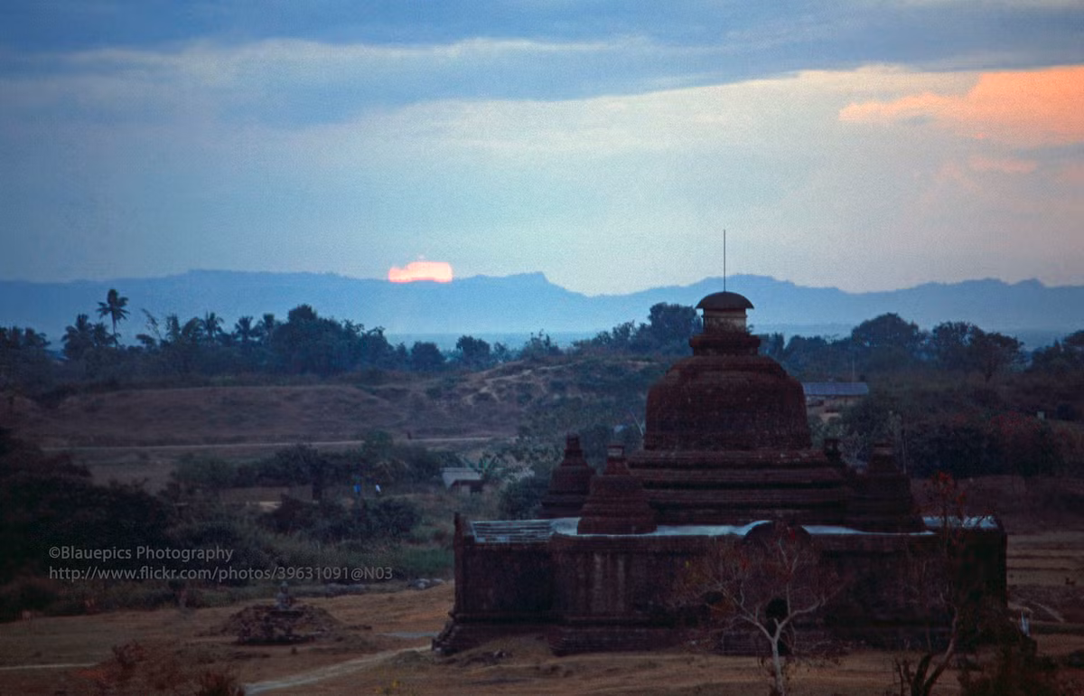 Chùa Le-myet-hna trong ảnh hoàng hôn. Chùa được xây ở Mrauk U năm 1430.