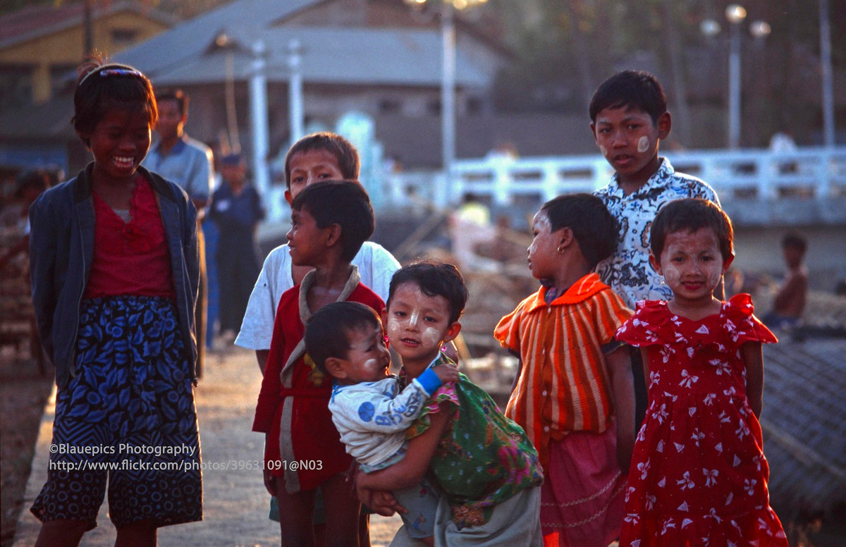 Những đứa trẻ trên bờ biển ở Sittwe, thủ phủ bang Rakhine.
