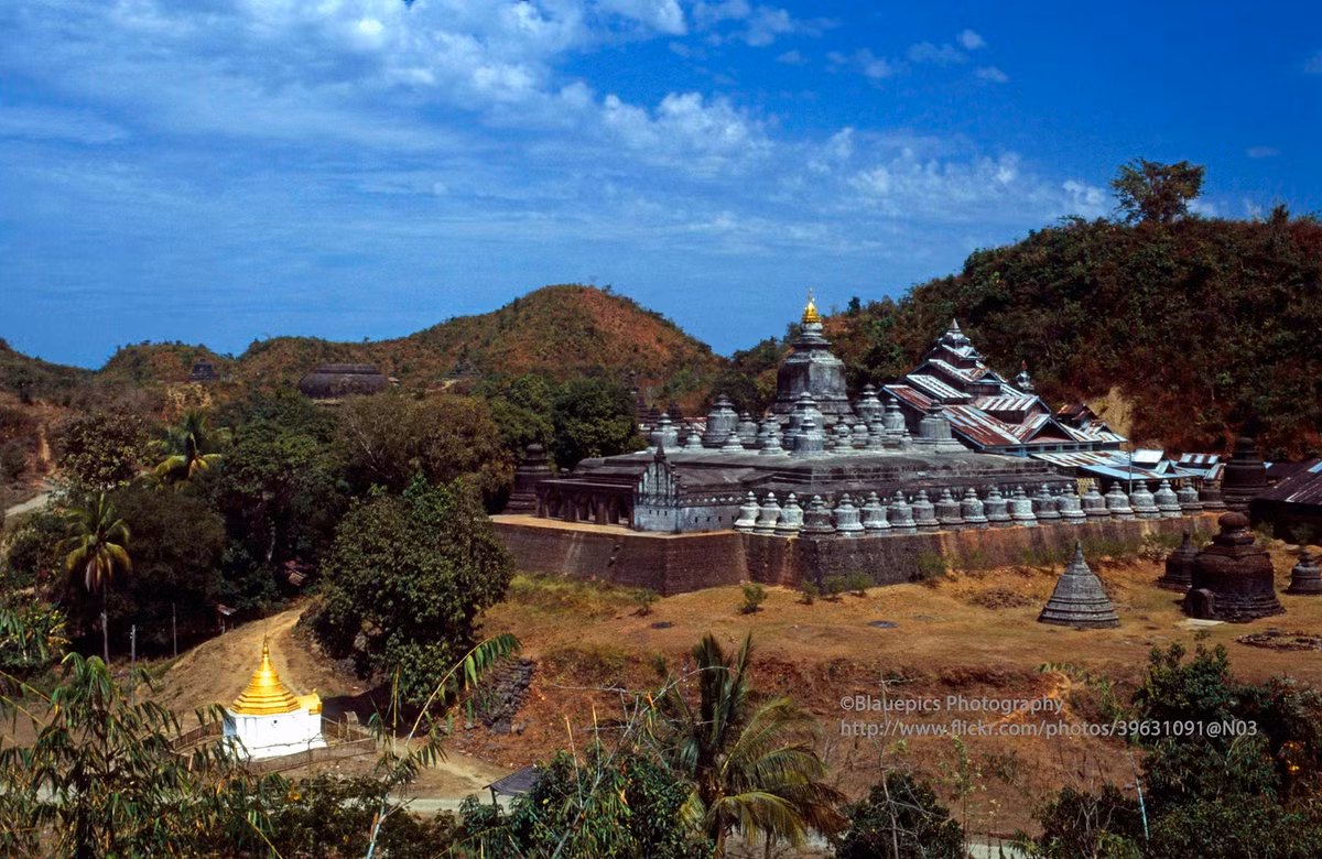 Chùa Shite-thaung ở Mrauk U, xây năm 1535–1536.