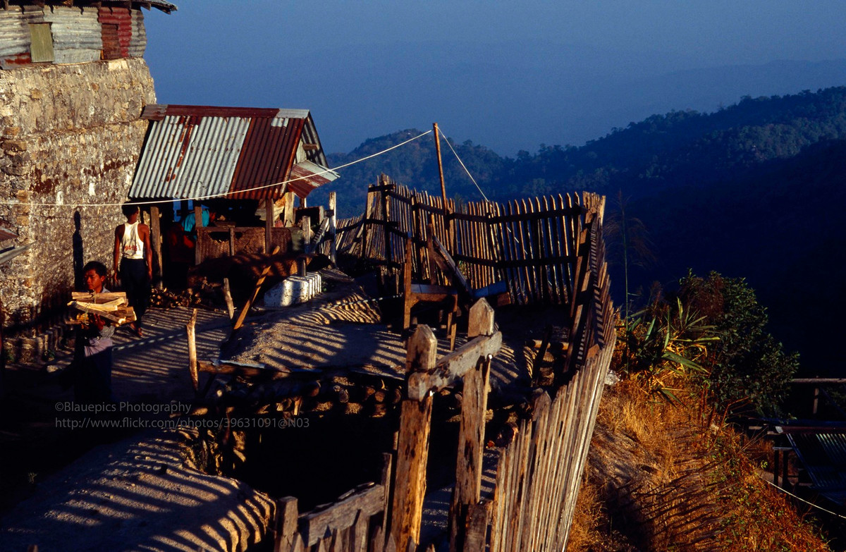 Tiền đồn của quân đội Myanmar gần chùa Kyaiktiyo. Sườn đồi dưới chân đồn cắm chông tre dày đặc.
