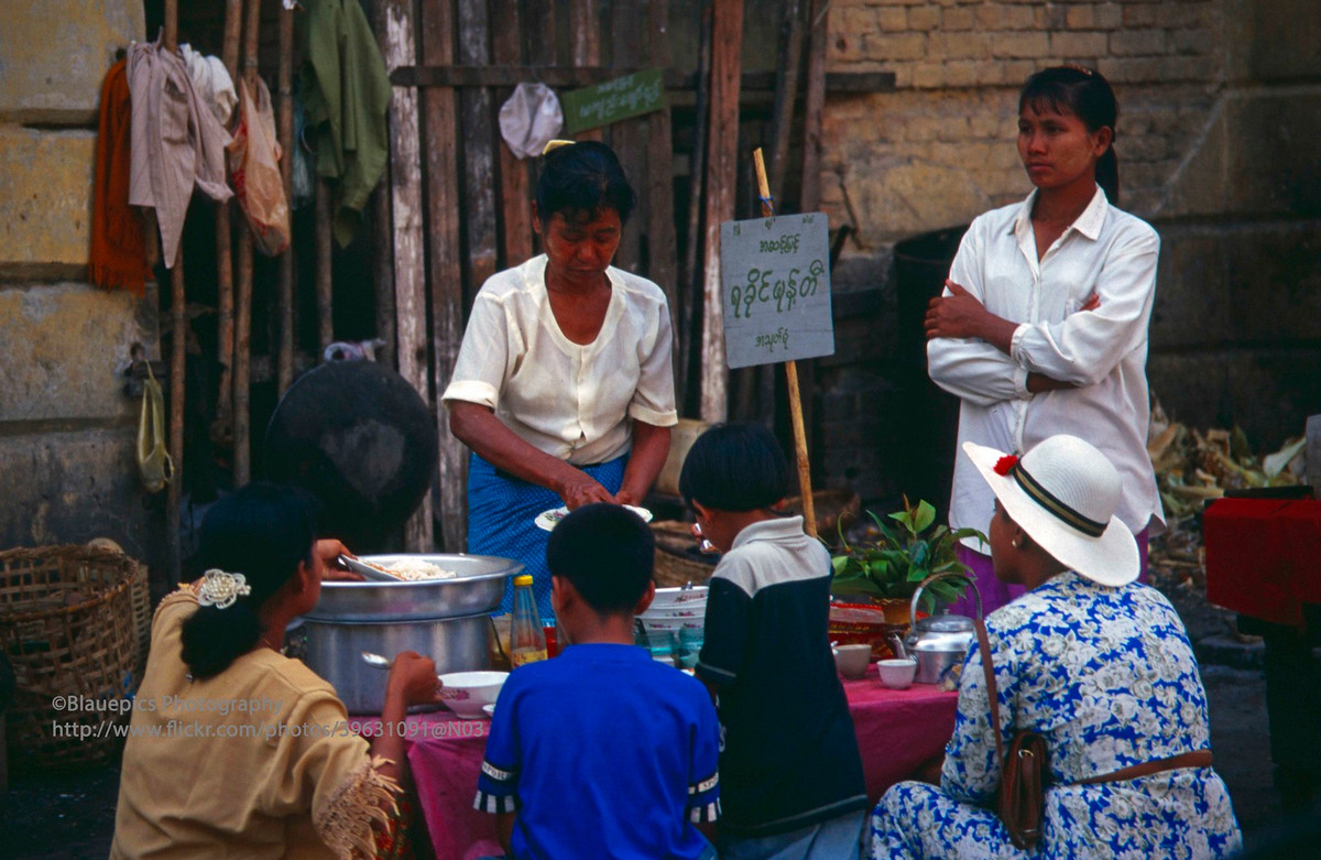 Quán ăn vỉa hè ở thành phố Yangoon.