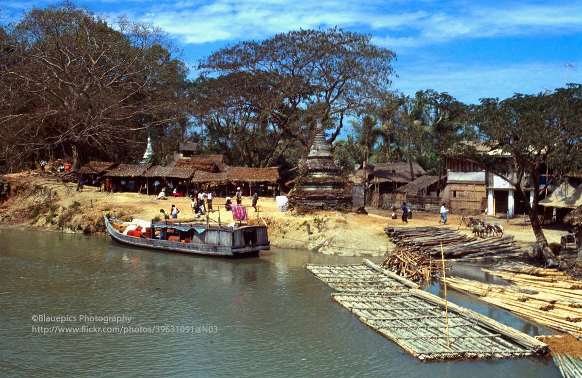 Bến thuyền ở Mrauk U, thị trấn phía bắc bang Rakhine.
