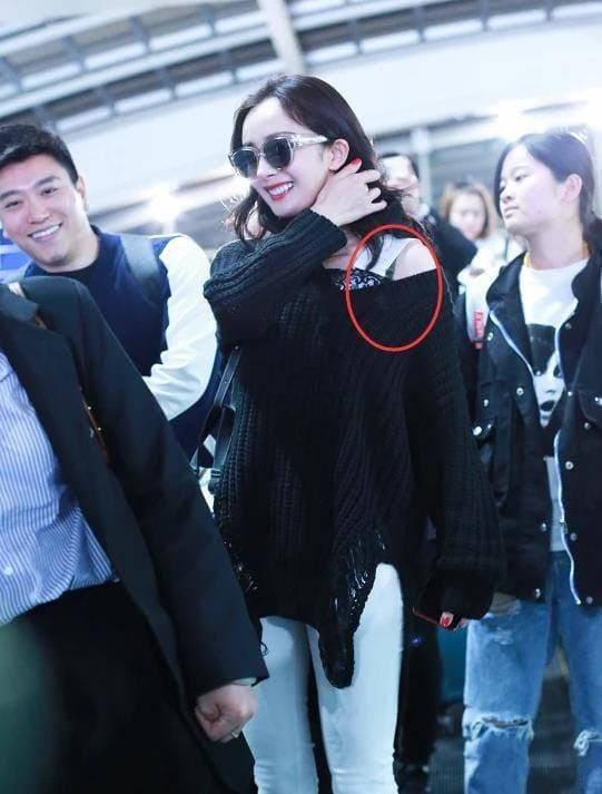 Duong Mich vo tinh bi tut ao o san bay