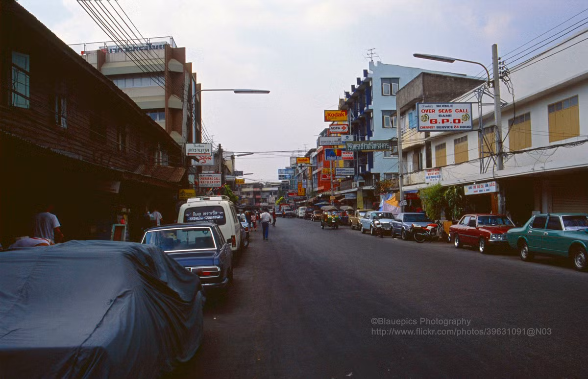 Trên phố Khao San, con phố "Tây" nổi tiếng của thành phố Bangkok năm 1989. Ảnh: Gunter Hartnagel/Flickr.