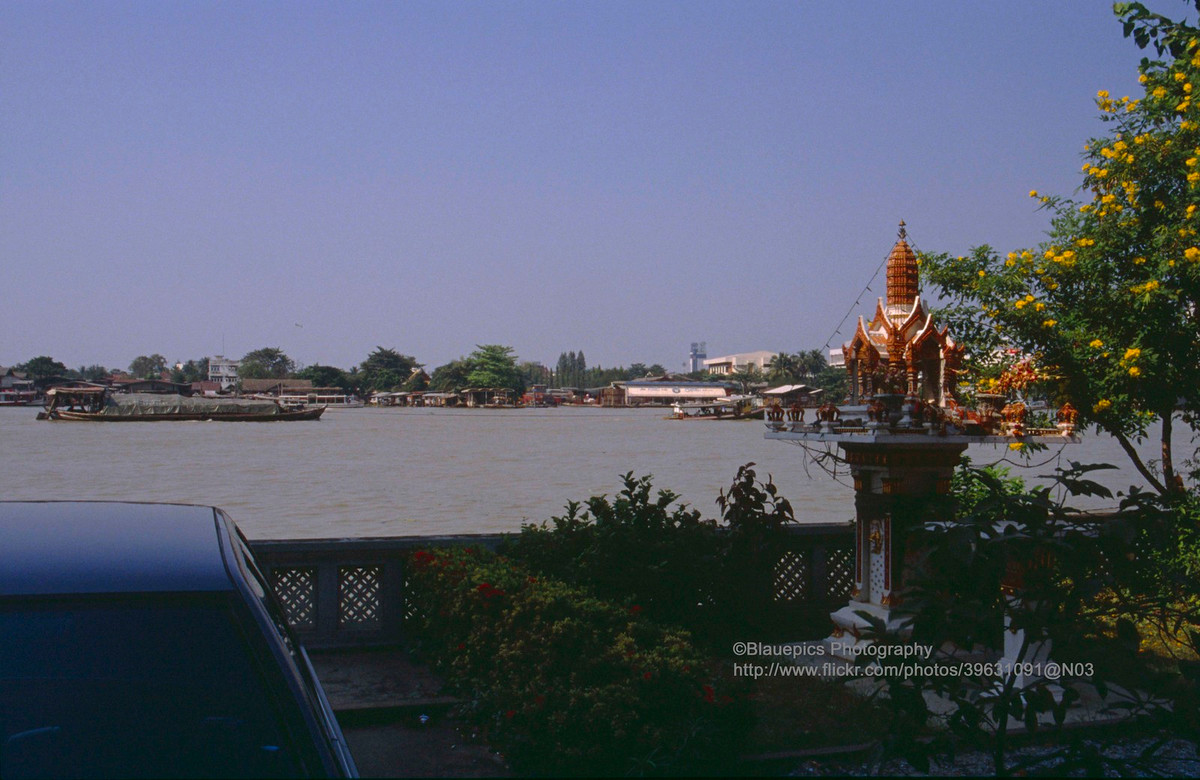 Bên bờ sông Chao Phraya.