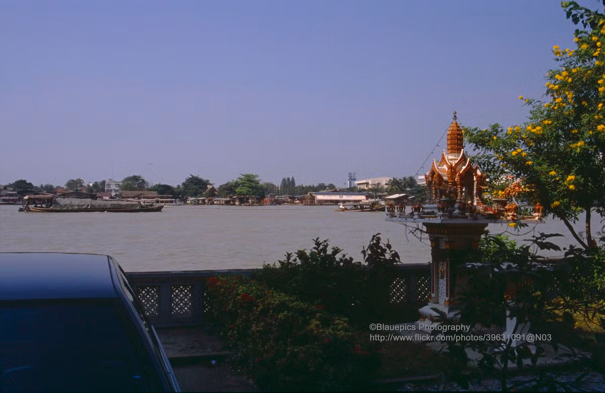 Bên bờ sông Chao Phraya.