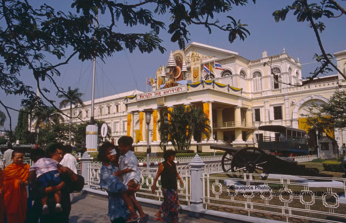Bên ngoài tòa nhà Bộ Quốc phòng, gần vòng quay Sanam Luang.