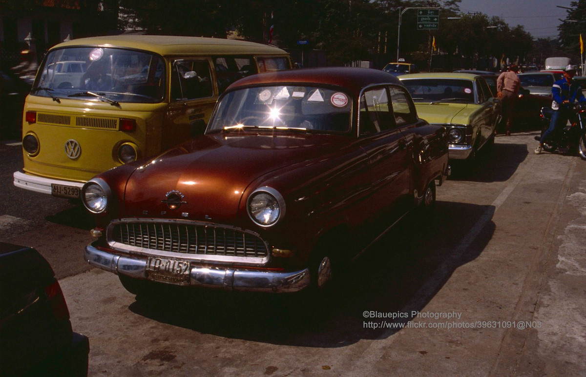 Xe hơi trên đường phố Bangkok.