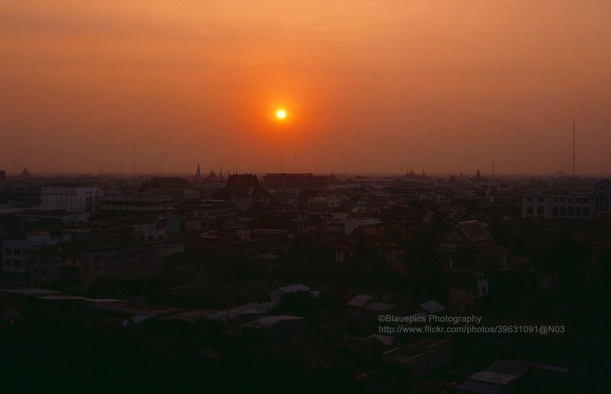 Hoàng hôn Bangkok nhìn từ chùa Saket.