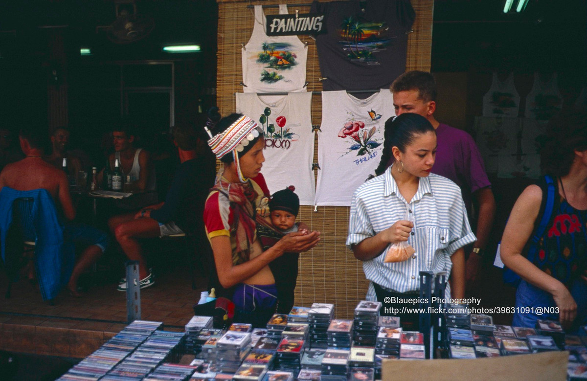 Quầy bán băng cassette trên hè phố Khao San.