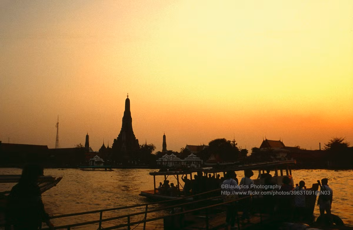 Hoàng hôn trên sông Chao Phraya. Chùa Arun ở bên kia sông.