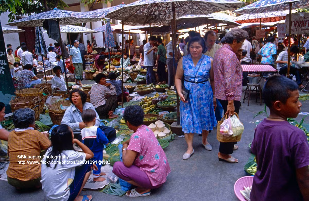 Khu chợ bùa chú cạnh chùa Mahathat Yuwaratrangsarit, gần Cung điện Hoàng Gia.