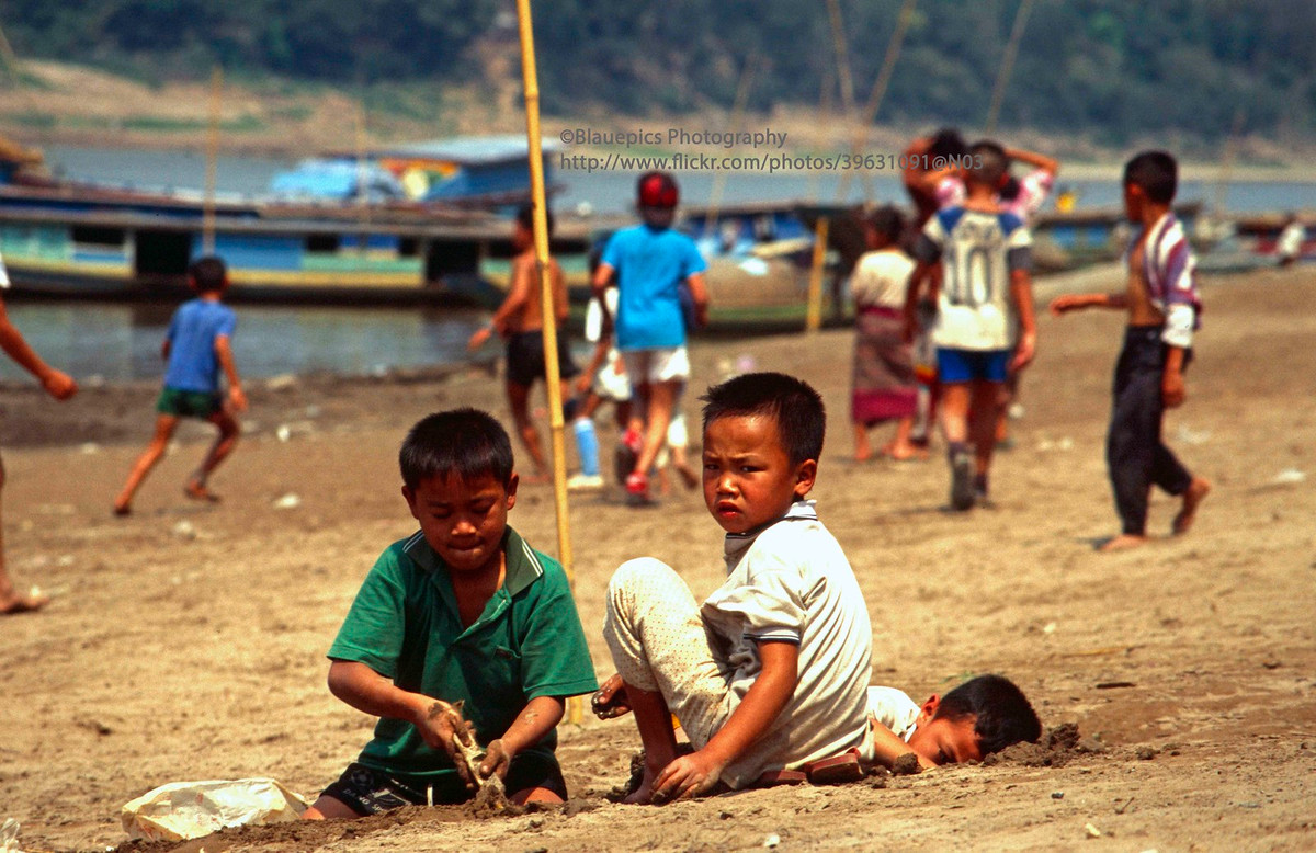 Trẻ em vui chơi trên bờ sông.