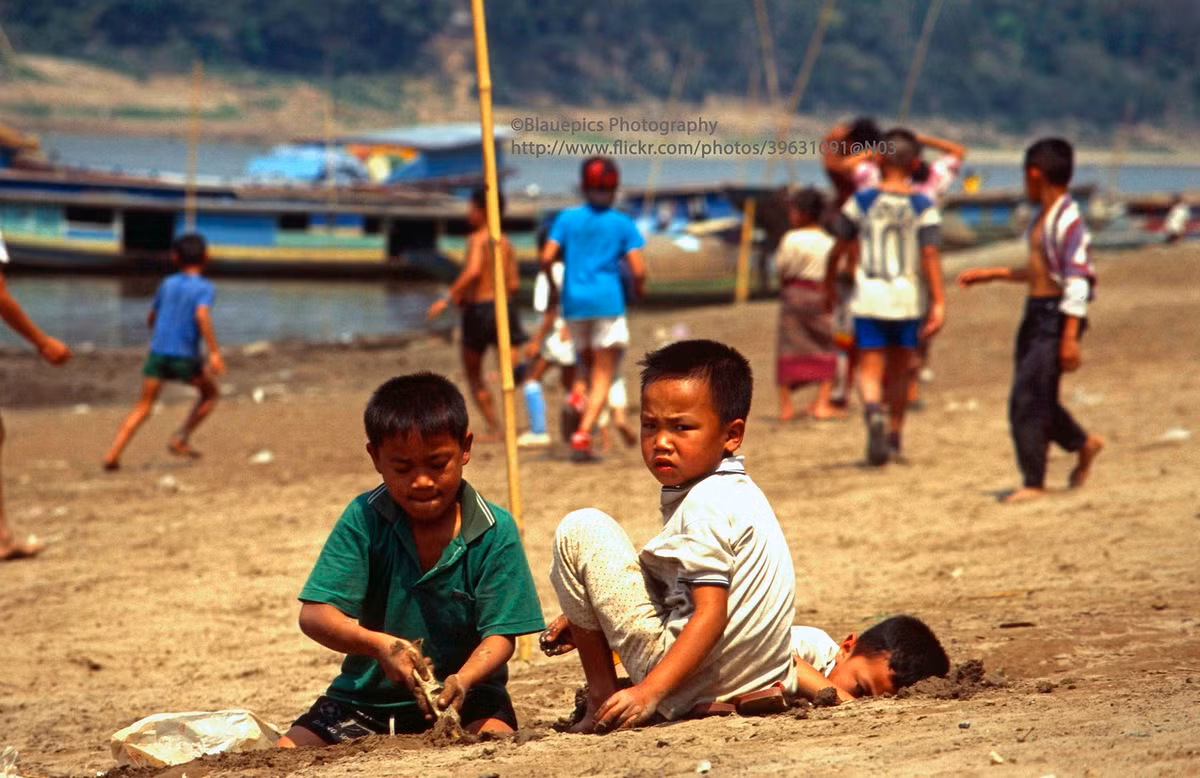 Trẻ em vui chơi trên bờ sông.