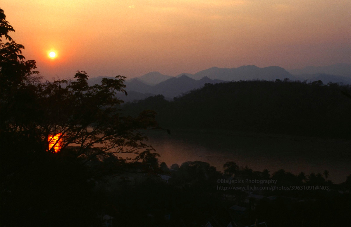 Cảnh hoàng hôn nhìn từ đồi Phou Si.