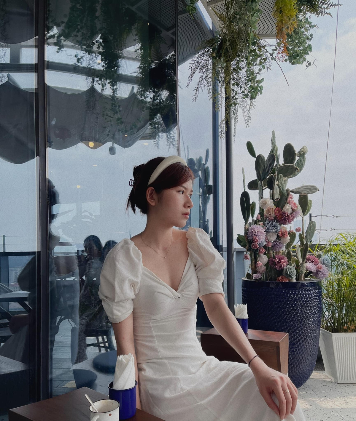 Bên cạnh những trang phục thoải mái với áo phông quần jeans dễ dàng vận động, Cẩm Lành cũng chọn những mẫu váy nữ tính, khoe trọn sắc vóc săn chắc của vận động viên.