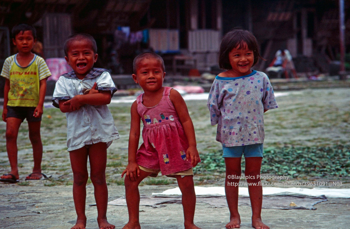 Những đứa trẻ ở làng Nias.