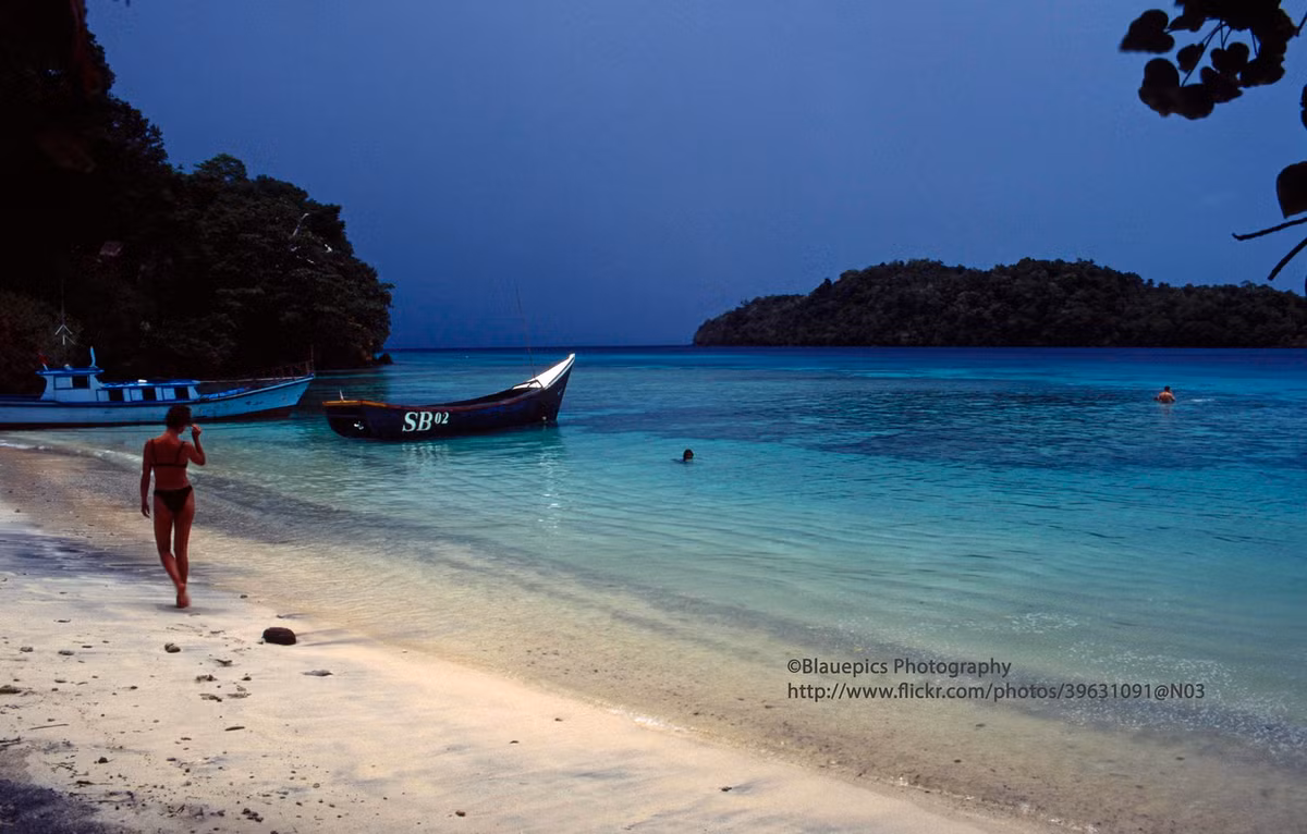 Từ bãi tắm đảo Weh nhìn về đảo Rubiah lân cận.