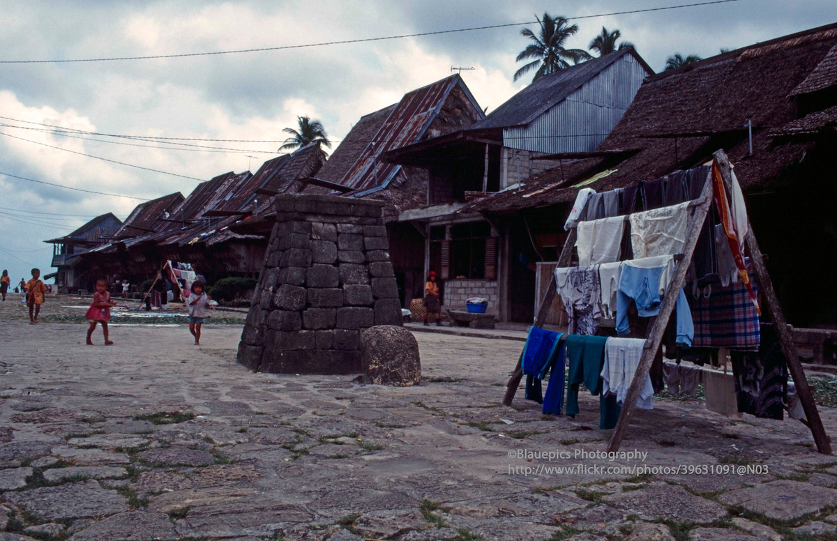 Làng Bawomataluo ở đảo Nias, tỉnh Bắc Utara, phía Tây Sumatra. Công trình bằng đá trong ảnh được gọi là Hombo Batu, cao khoảng 2 mét, là nơi các cậu bé nhảy xuống trong nghi lễ đánh dấu sự trưởng thành.