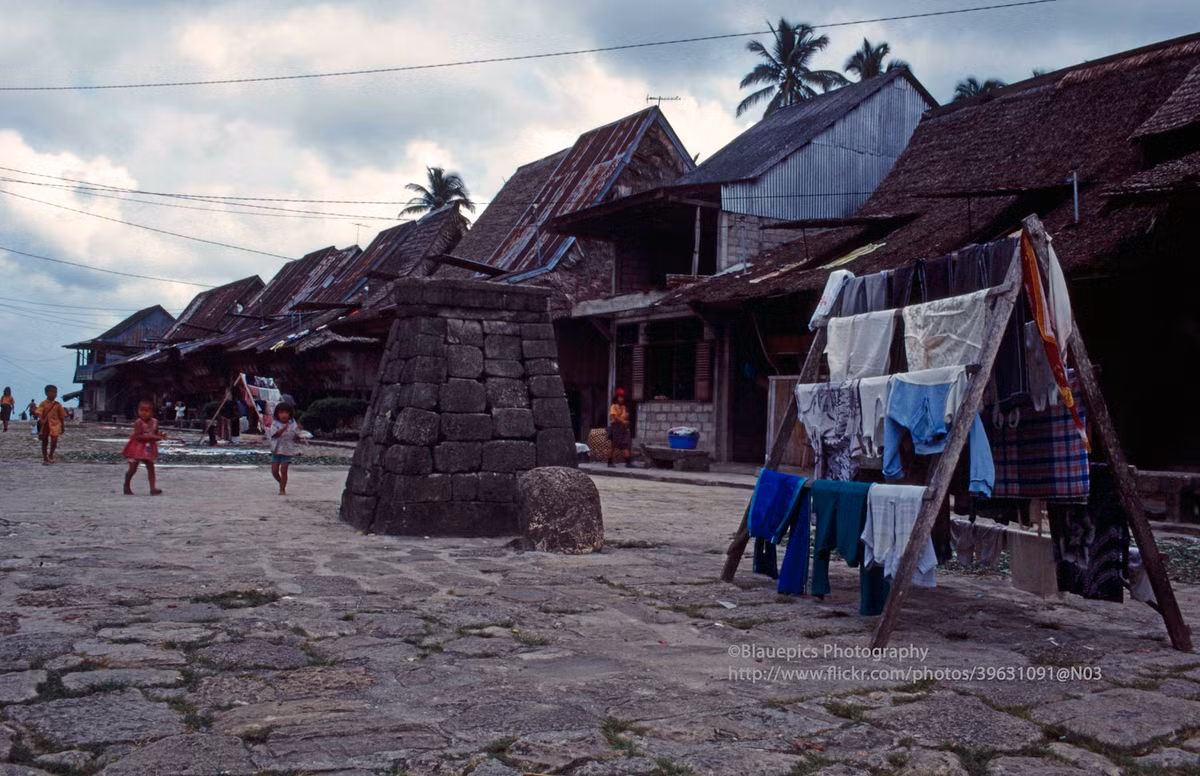 Làng Bawomataluo ở đảo Nias, tỉnh Bắc Utara, phía Tây Sumatra. Công trình bằng đá trong ảnh được gọi là Hombo Batu, cao khoảng 2 mét, là nơi các cậu bé nhảy xuống trong nghi lễ đánh dấu sự trưởng thành.