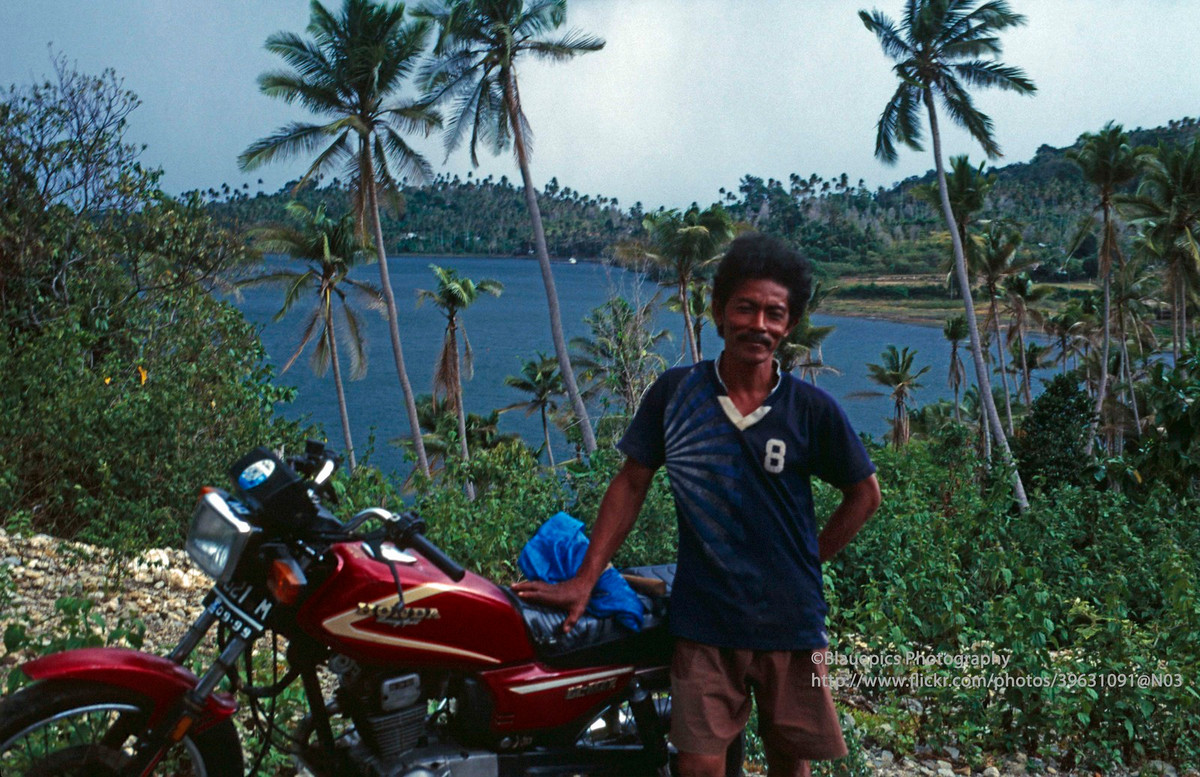 Người đàn ông địa phương tên Nasir Usman đứng bên chiếc xe phân khối lớn của mình gần hồ Danau Anak Laut, đảo Weh.